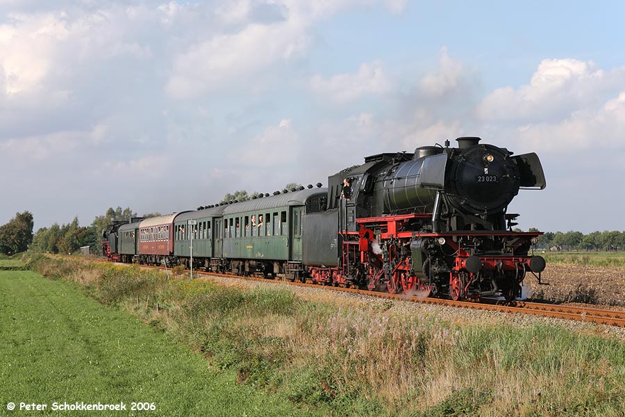 SSN 23 023 met pendeltrein en achterop de 01 1075 bij Vriezenveen op 30 september 2006