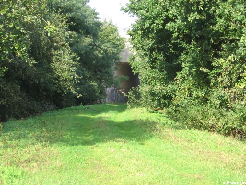 het spoor maakte een bocht naar rechts en kwam daarna uit op