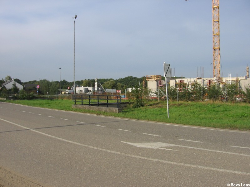 De &amp;quot;brug&amp;quot; achter de weg was voor de vroegere spoorlijn