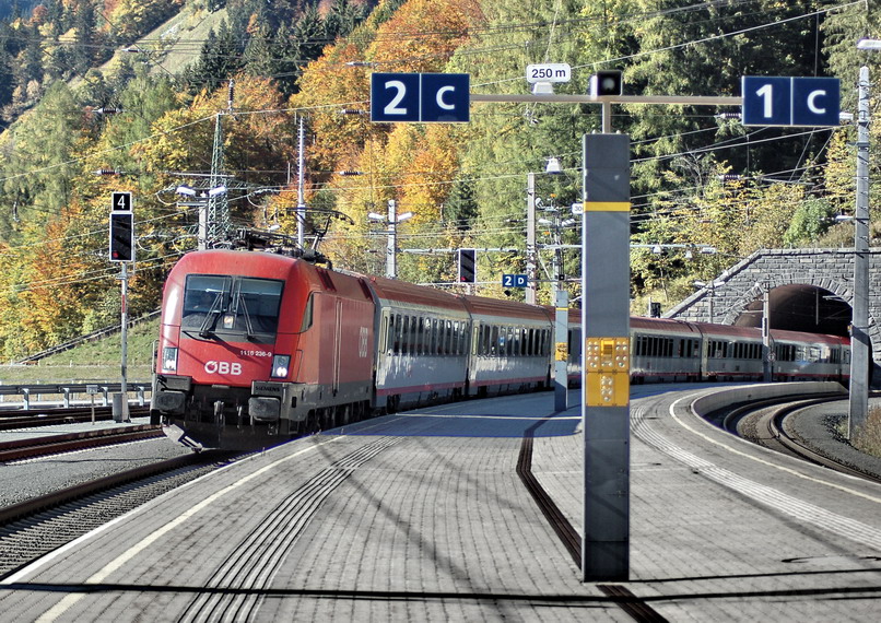 Trein vanuit Bregenz richting Innsbruck (let op de perronbenaming)