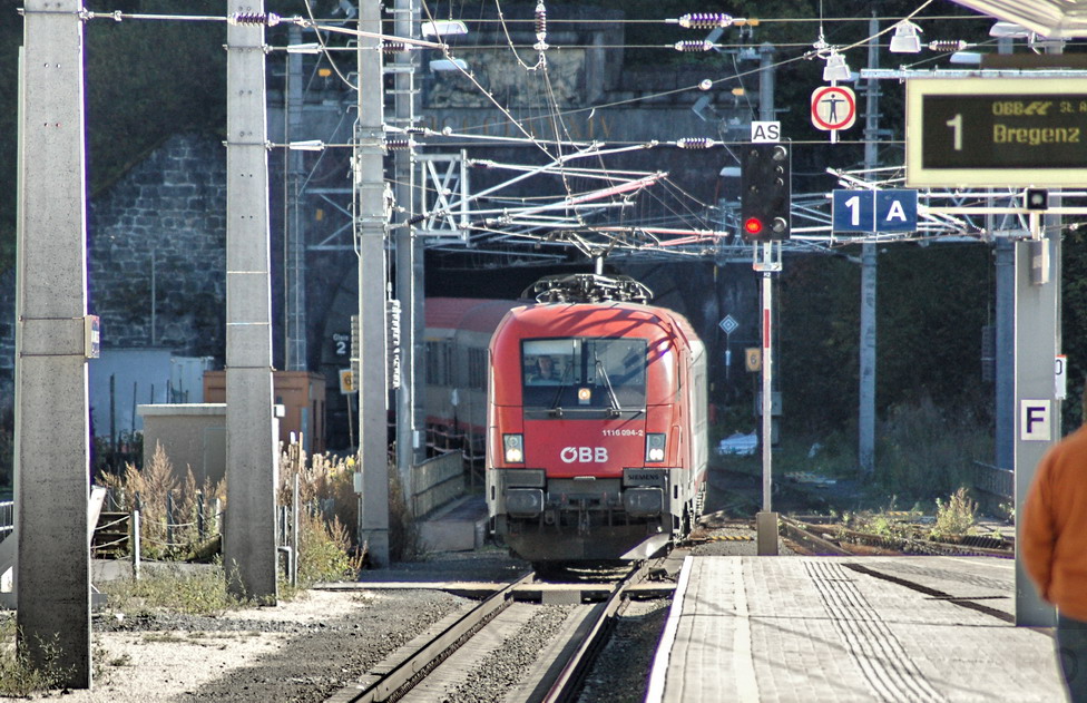 Trein voor Bregenz rijdt tunnel uit