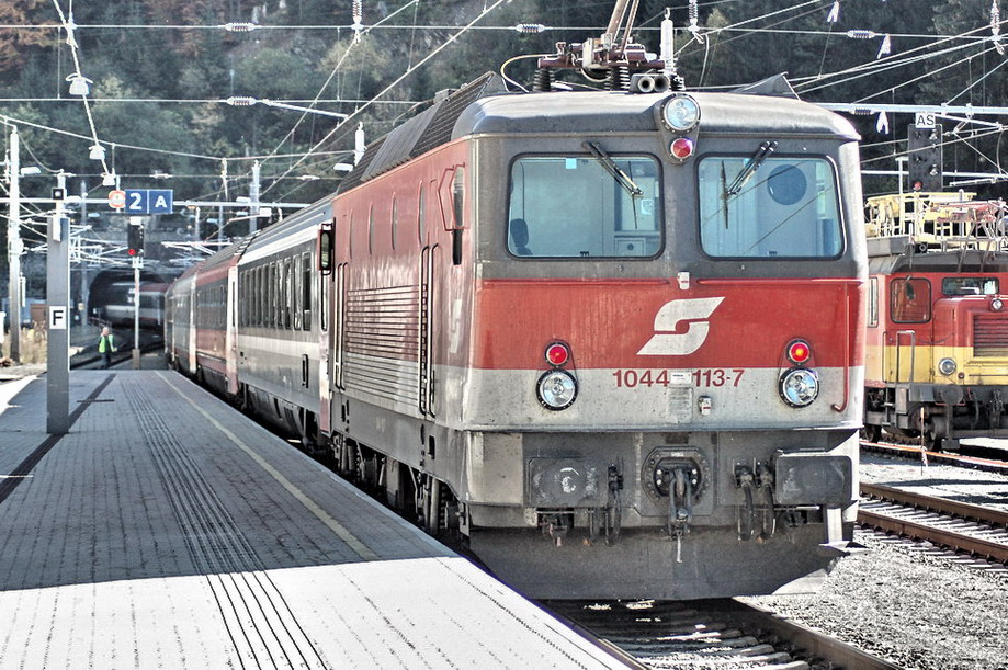Opdrukloc voor zware trein de Arlbergtunnel in.