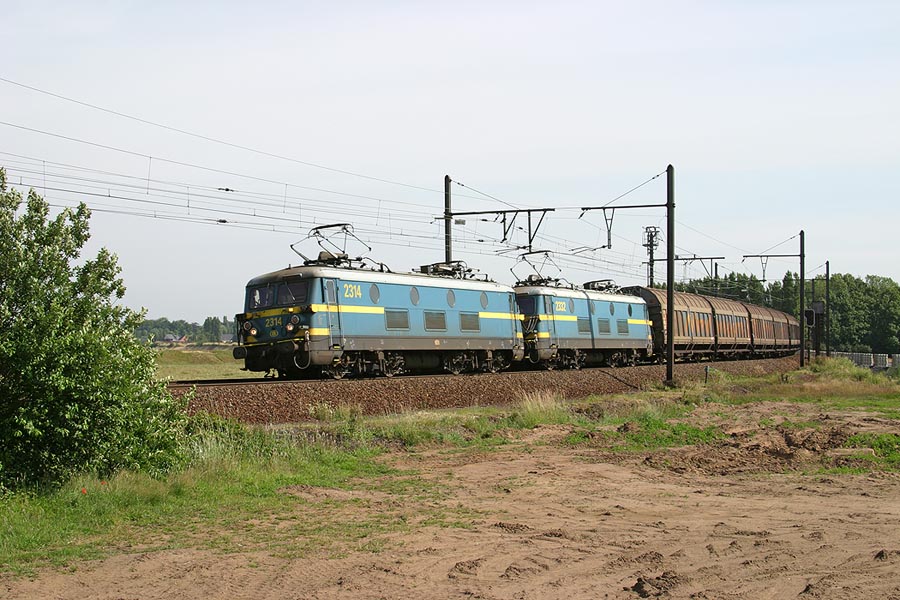 HLE 2314 en 2332 in treinschakeling met goederentrein bij Ekeren Oude Landen op 26 juni 2004