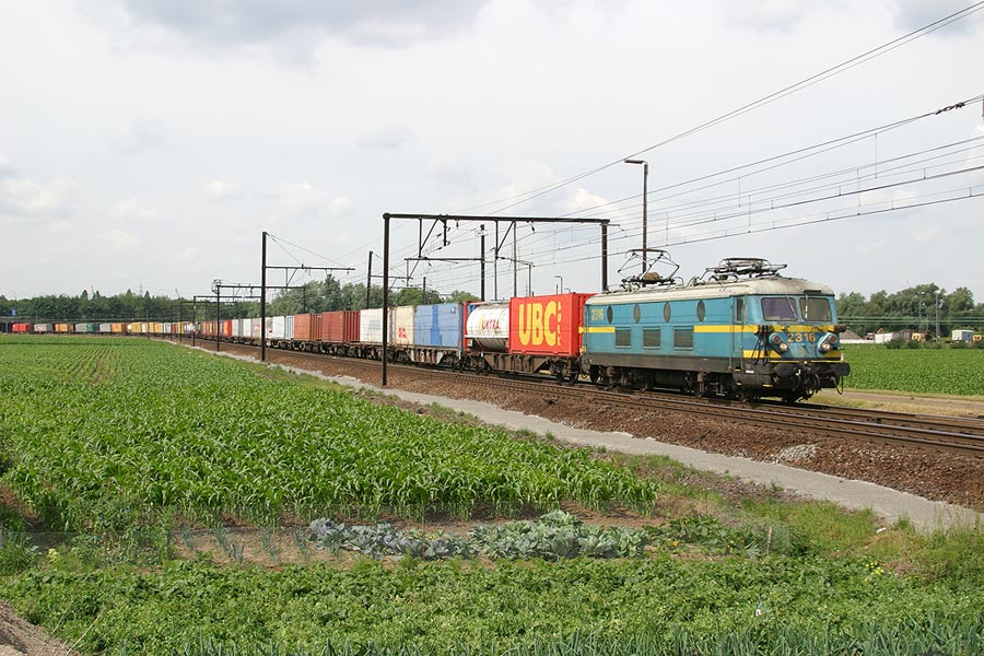 HLE 2316 met containertrein bij Ekeren Oude Landen op 26 juni 2004