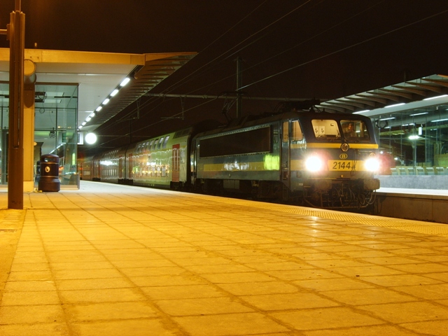 De 2144 staat klaar in het station van Brugge om een L-trein naar Kortrijk te slepen op zondagavond.