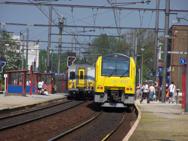 Hier zie je de klassiek in het station staan naast een MW-41er.<br />Vergelijk, wat is nu de trein en welk is de playmobyl?
