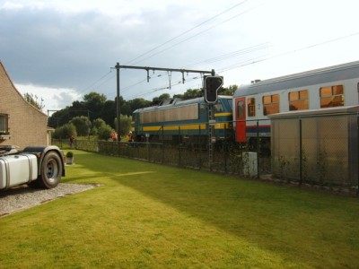 Slachtoffer is de 2749 met lichte schade. De brandweer is bezig met het vrak van de wagen te verwijderen.