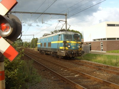 Het was de 2331 dat de trein komende van Brugge kwam evacueren. Hier kruist hij met SF05 de kleine travers. Zoals je ziet komt de trein hier net uit een bocht en zal de auto dus aan de volle 120 km/u geraakt zijn.