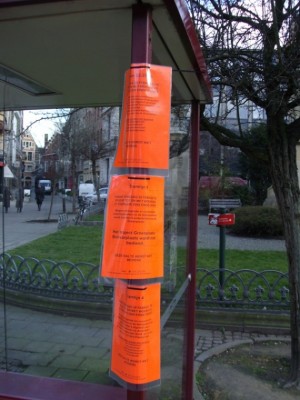 IMGP0355r.JPG (133.75 KiB) 3221 keer bekeken Meldingen aan de bus-en tramhaltes.