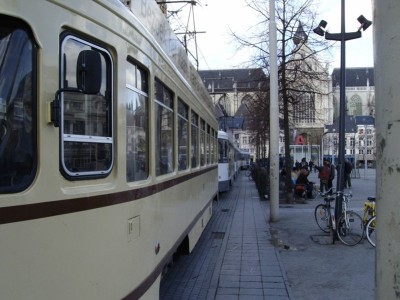 IMGP0352r.JPG (118.99 KiB) 3265 keer bekeken PCC's van lijn 8 wachten op de keerlus Groenplaats op hun volgende rit.