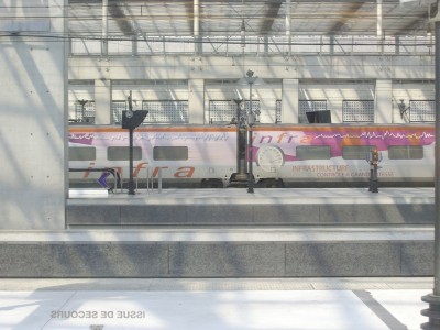 Iris 320 te Marne(1) - kopie.jpg (263.49 KiB) 635 keer bekeken Het Frans TGV-meetrijtuig in Marne (of Charles de Gaulle). Iris 320, een naam die afgeleid is van het logo van Brussel, en zijn Vmax.