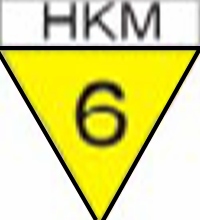 Ik bedoel dus het witte bordje HKM hier boven de gele driehoek, waarmee de aangekondigde zone met snelheid 60 alleen geldt voor goederentreinen (HKM).