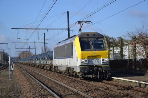 HLE 1338 met een staal trein te Londerzeel 06/02/2013