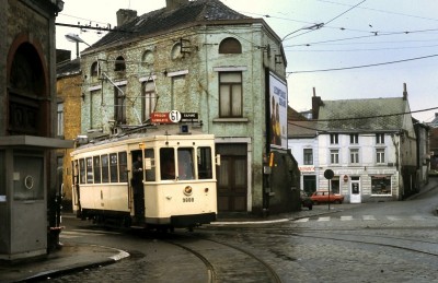 ASVI rit uit stelplaats Trazegnies- het hoekhuis is rond 1990 afgebroken.