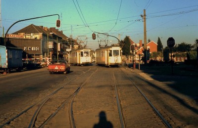 Hier werd veel gerangeerd dwars door en tegen het verkeer.