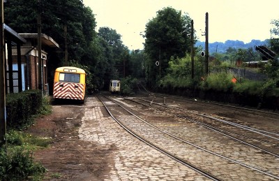 Links een Depanagebus- het haltegebouw staat er nog in 2013, maar is nu een &quot;fritkot&quot;. Ook lekker natuurlijk, maar wachten op de tram is hier tevergeefs.