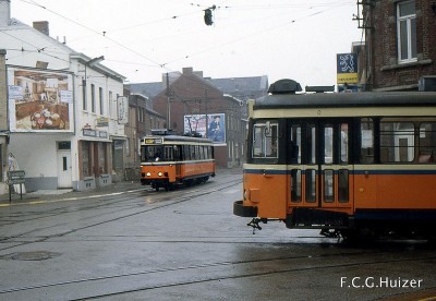 2 SM wagens.Lijn 41 komt onze kant op uit Trazegnies, lijn 63 van rechts uit Courcelles