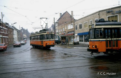 lijn 63 rijdt van ons af naar Fontaine L'eveque, lijn 41 duikt de kruising over richting Charleroi.