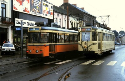 Overstappen alsjeblief! Beide trams staan linkerspoor, en zullen bij vertrek luid toeterend het autoverkeer aan de kant jagen!