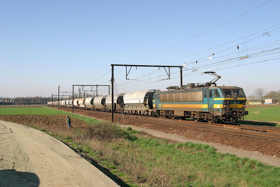 HLE 1202 met graantrein bij Ekeren op 2 april 2005