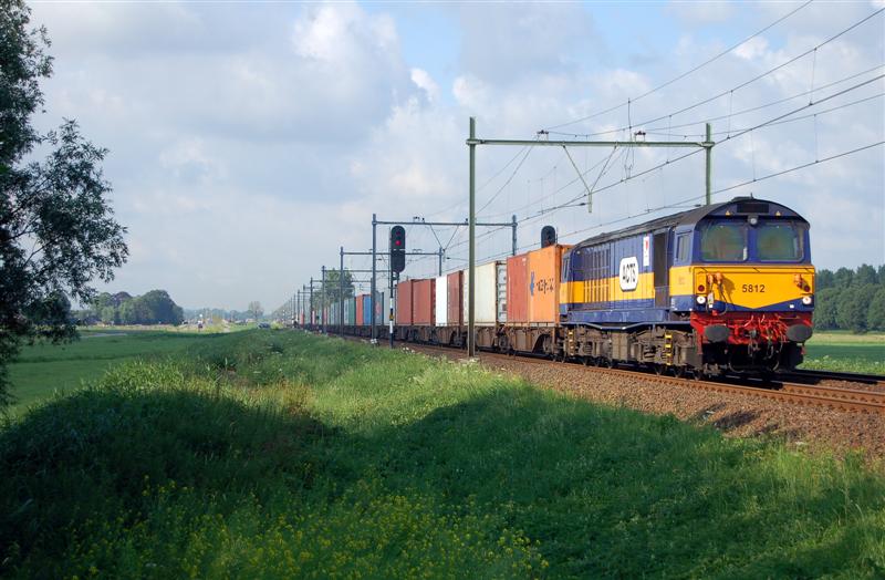 ACTS 5812 met trein te Moordrecht (Medium).jpg