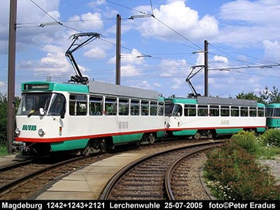 590 Tram Magdeburg 1242+1243+2121 Lerchenwuhne 25-07-2005.JPG