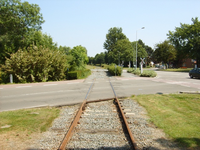 De overweg met de Pathoekeweg. Tot hier is het spoor nog niet opgebroken.
