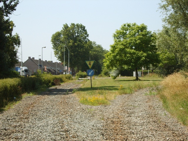 Eenmaal voorbij dat bord kijken we nog even achterom. De maximumsnelheid op de industrielijn was 40 km/u. De snelheidsdriehoek op de foto is eigenlijk verkeerd gebruikt, want het duidt aan dat er nog hogere toegelaten snelheden zich op de lijn bevinden, w