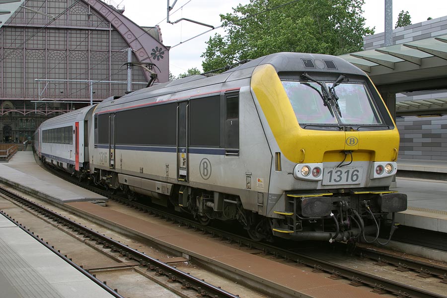 HLE 1316 met I11 rijtuigen als IC-G 1836 te Antwerpen Centraal op 26 juni 2004