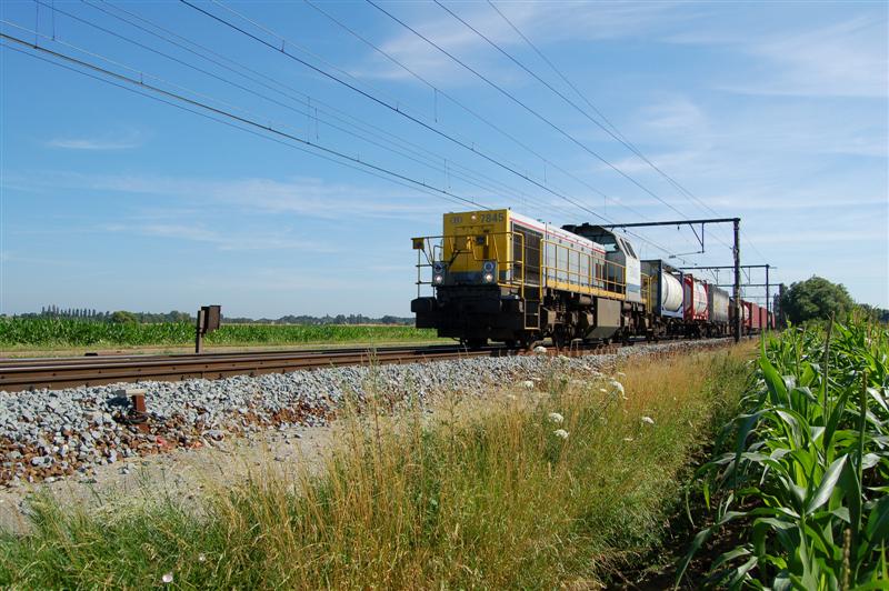 NMBS 7845 met containertrein ri Antwerpen (Medium).jpg