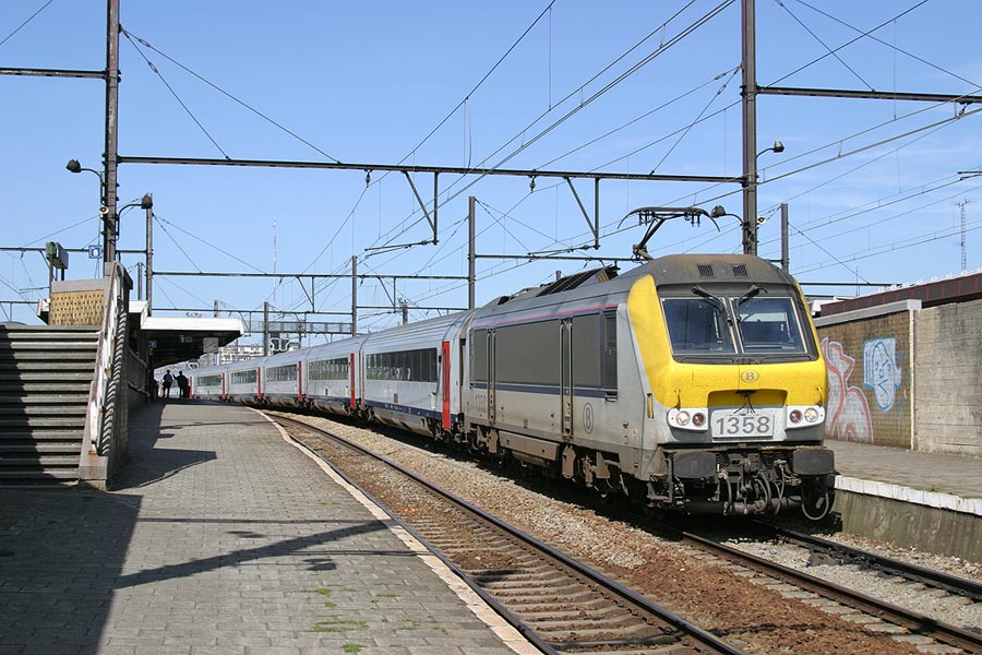 HLE 1358 met I11 rijtuigen als IC-G 1835 te Antwerpen Berchem op 8 september 2004