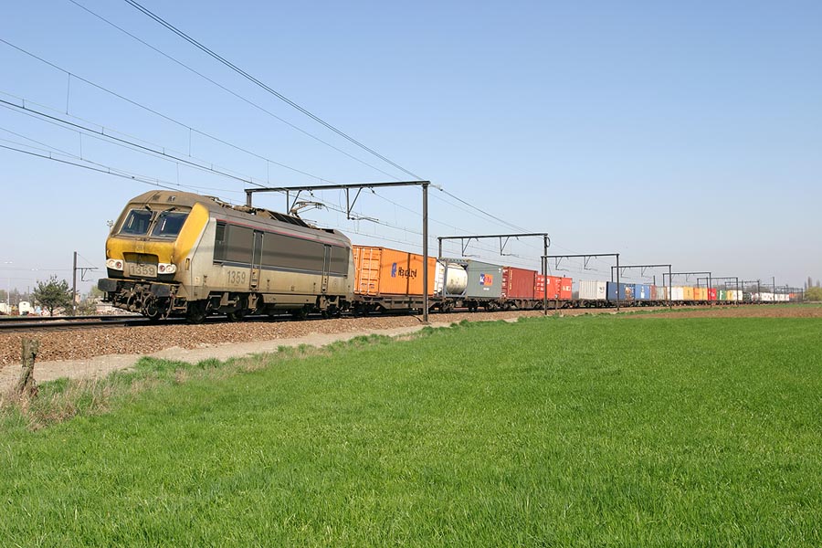 HLE 1359 met goederentrein bij Ekeren op 2 april 2005