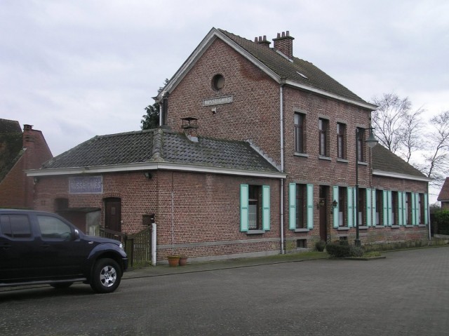 P1010361.JPG (219.34 KiB) 3677 keer bekeken Oud-station van Russeignies - Rozenaken