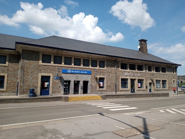 Het station van Jemelle. Het 'Buffet de la Gare' is jammer genoeg gesloten.