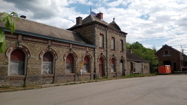 Het mooie stationsgebouw en de goederenloods van Grupont, ooit ook het eindpunt van de buurtspoorlijn uit Wellin...