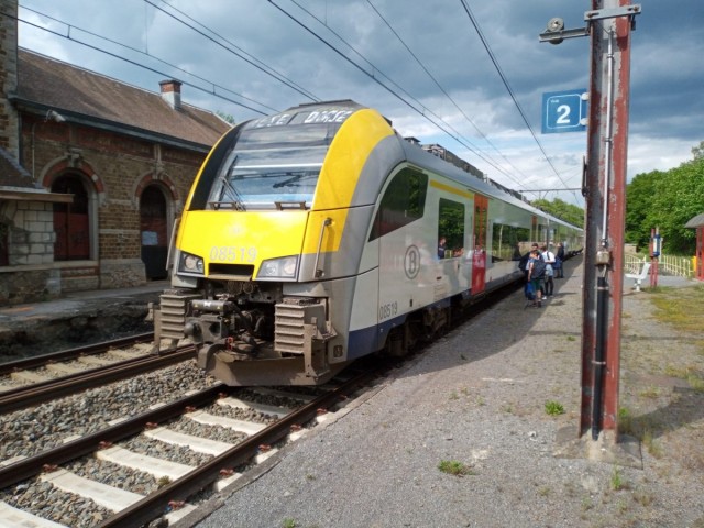 Vertrek uit Grupont op tegenspoor; het andere spoor is buiten dienst wegens werken.