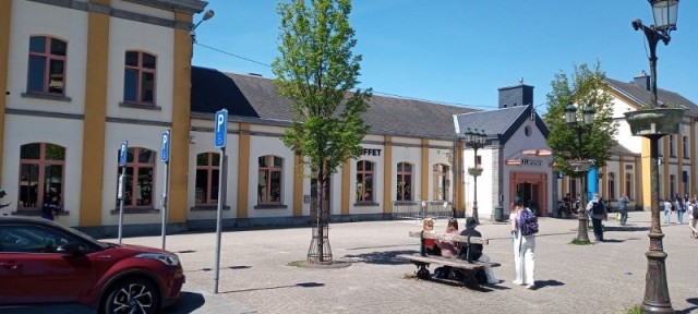 Het fraai gerestaureerde station en stationsplein van Libramont