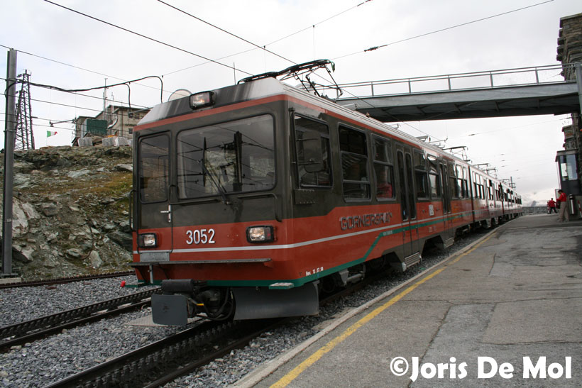 De 3052 en de 3054 staan klaar om te vertrekken naar Zermat. Gornergrat, 01/08/2006.