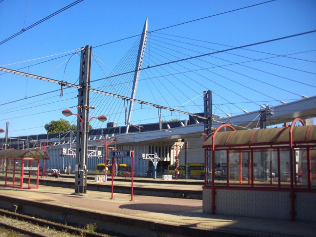 Namur, busbaan naar stationsverdieping - kopie.JPG