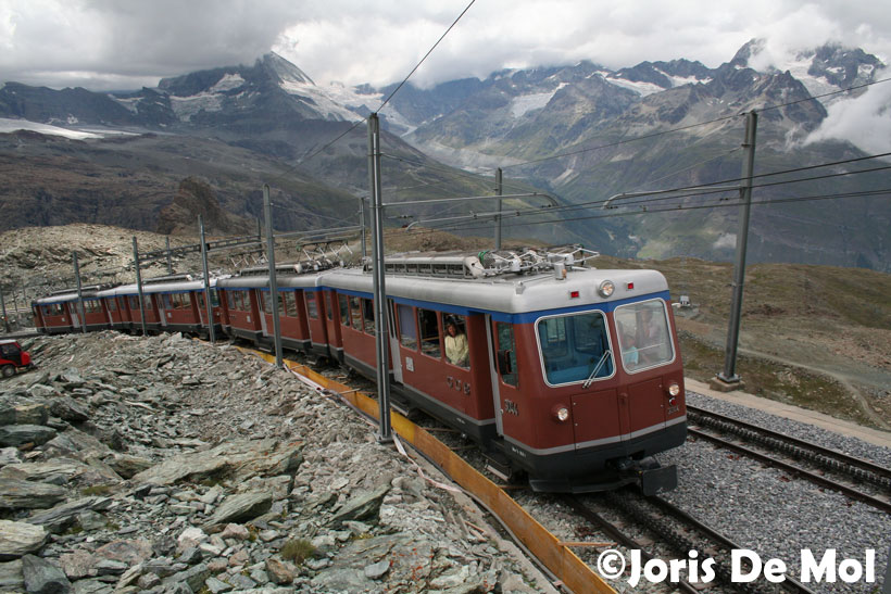 De 3044 en de 3043 zijn opweg naar hun eindbestemming Gorngergat die ze bijna bereikt hebben. 01/08/2006.