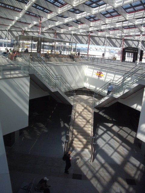 Namur gare platform TEC en trap - kopie.JPG