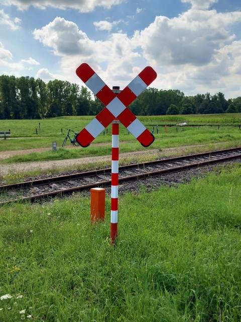 Geplaatst tussen de 2 sporen. Te risicovol om omver gereden te worden naast het andere spoor ?