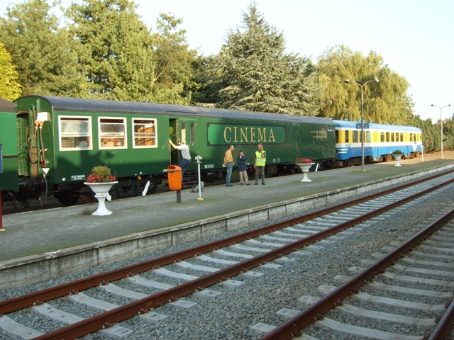 Nog een fotootje van het toch wel prachtig gerestaureerde cinemarijtuig! In Denderleeuw werden er nostalgische filmpjes van en over de NMBS gedraaid.